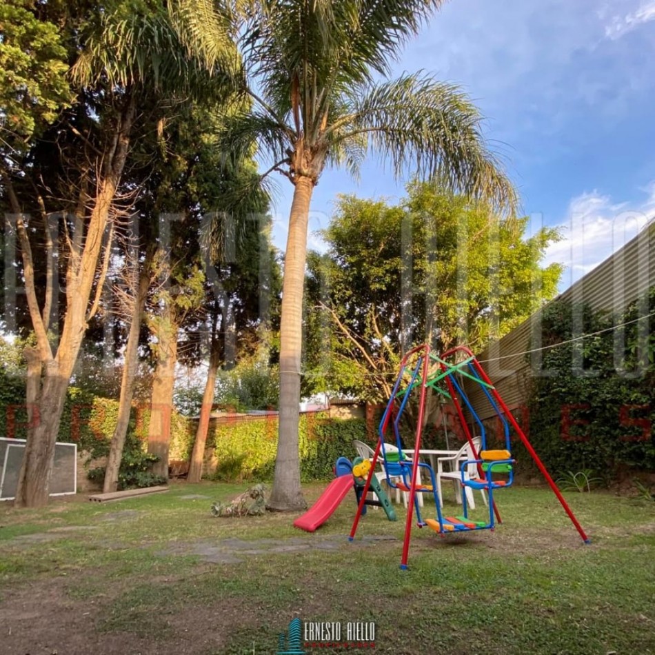 VENTA CASA DE 3 AMBIENTES CON COCHERA, GALERIA Y PARQUE EN EZPELETA ESTE