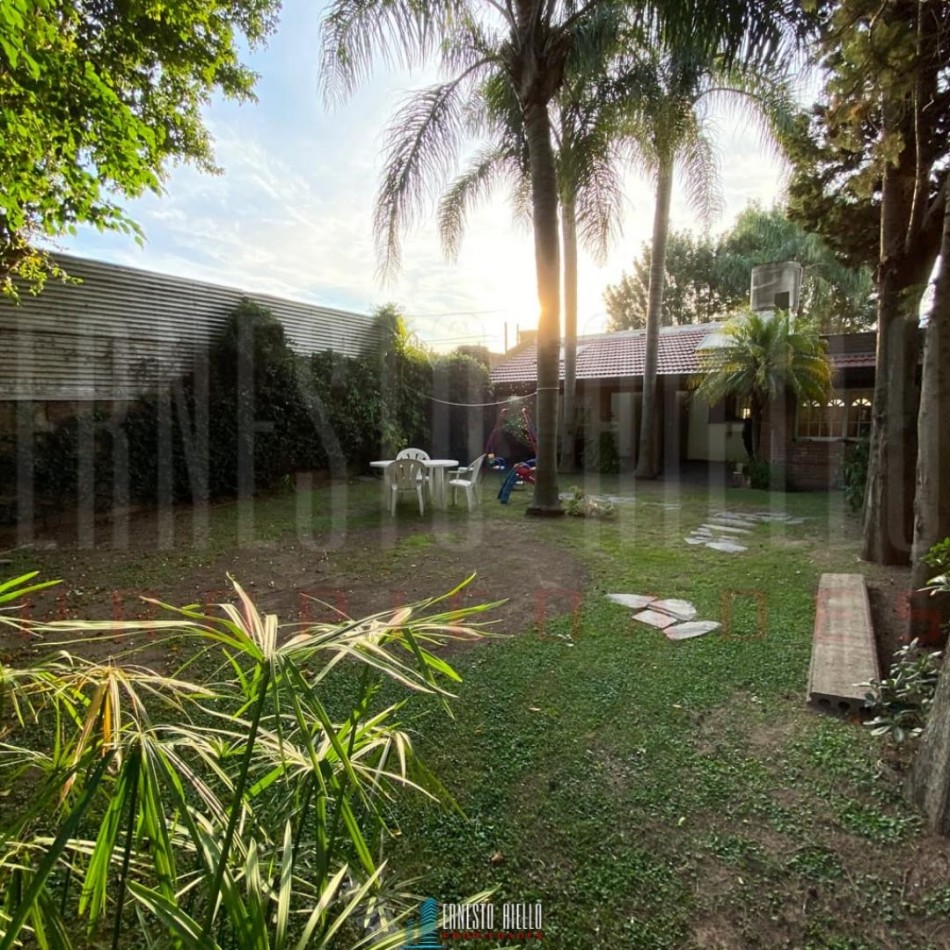 VENTA CASA DE 3 AMBIENTES CON COCHERA, GALERIA Y PARQUE EN EZPELETA ESTE