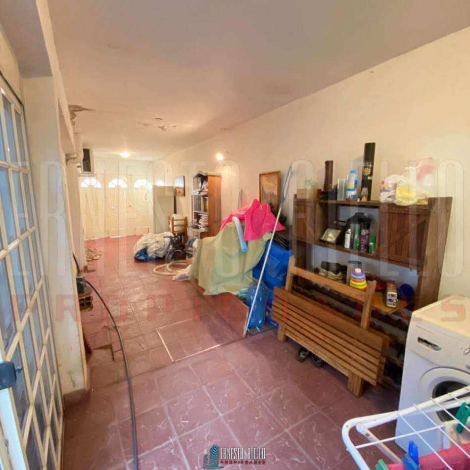 VENTA CASA DE 3 AMBIENTES CON COCHERA, GALERIA Y PARQUE EN EZPELETA ESTE
