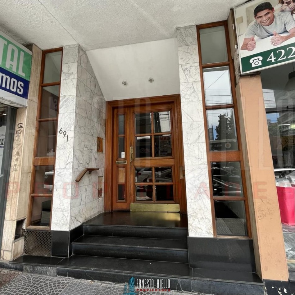 VENTA DPTO 3 AMBIENTES CON DEPENDENCIA DE SERVICIO. QUILMES CENTRO