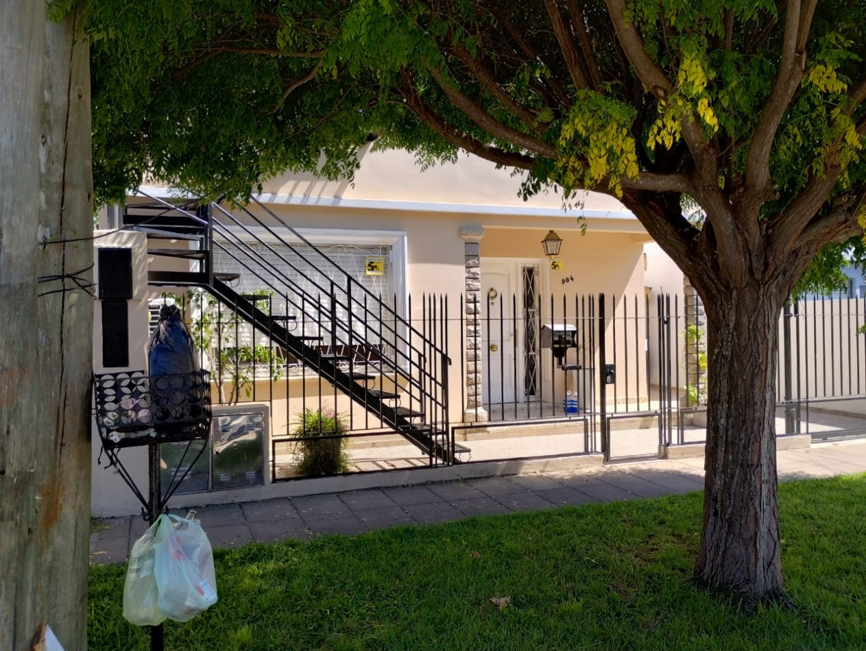 VENTA CASA TRES AMBIENTES EN PLANTA BAJA EN CONJUNTO CON DEPTO EN PRIMER PISO,  EZPELETA.