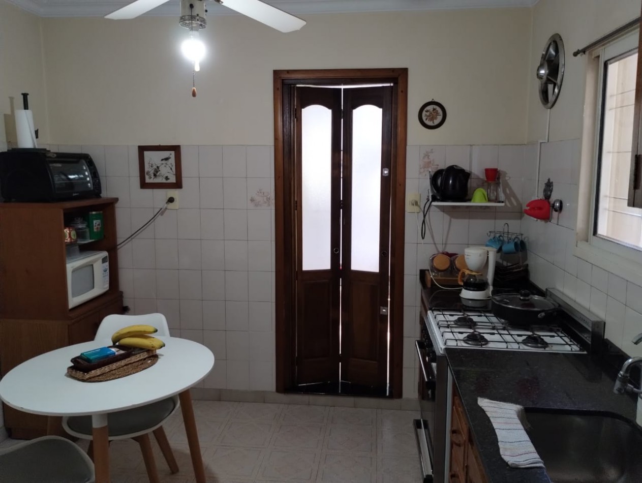 VENTA CASA TRES AMBIENTES EN PLANTA BAJA EN CONJUNTO CON DEPTO EN PRIMER PISO,  EZPELETA.