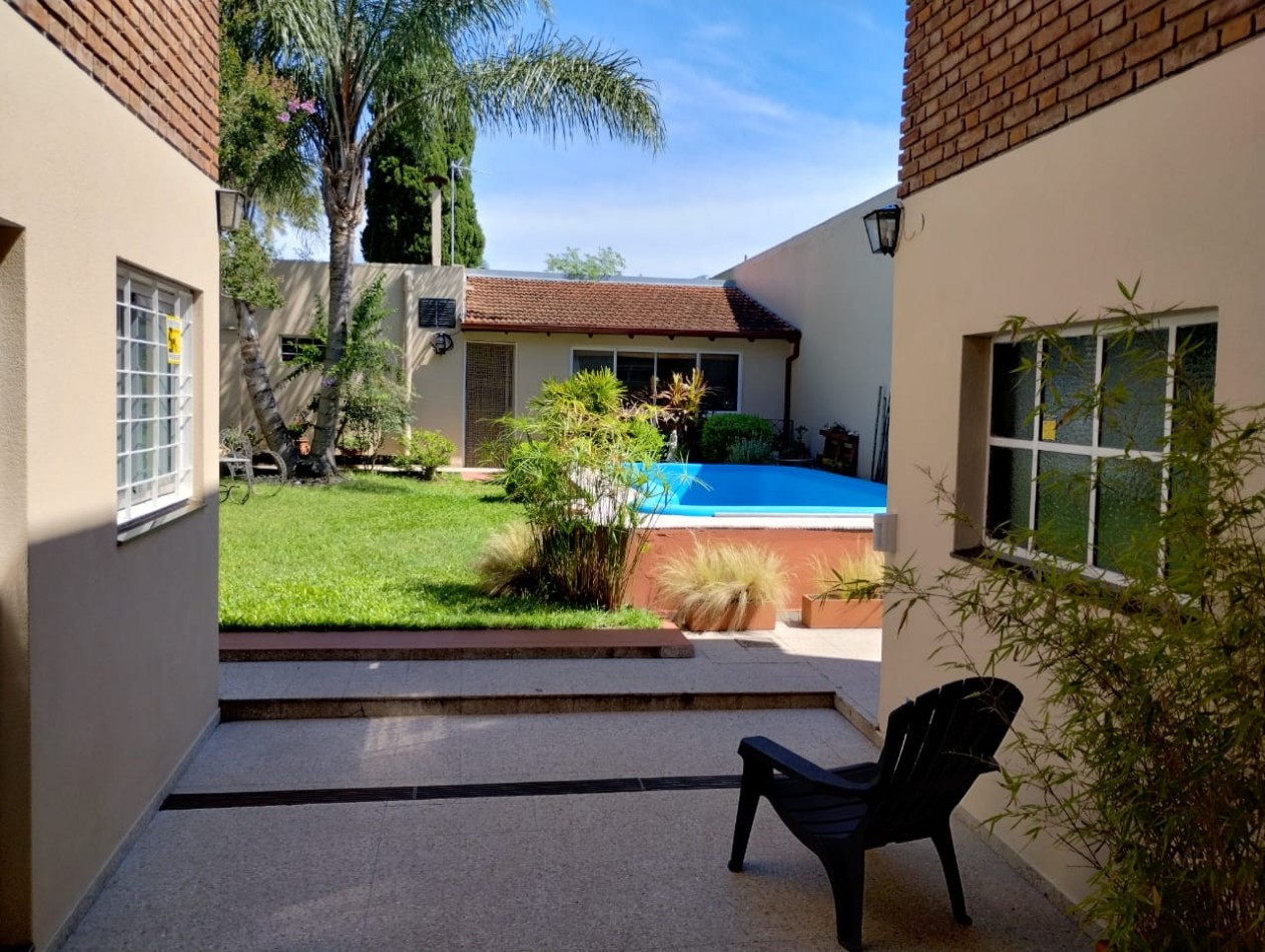 VENTA CASA TRES AMBIENTES EN PLANTA BAJA EN CONJUNTO CON DEPTO EN PRIMER PISO,  EZPELETA.