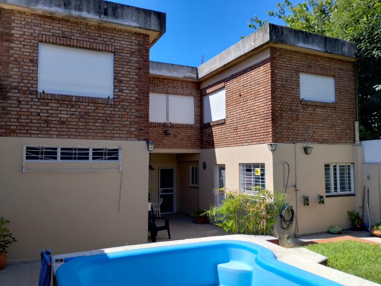VENTA CASA TRES AMBIENTES EN PLANTA BAJA EN CONJUNTO CON DEPTO EN PRIMER PISO,  EZPELETA.