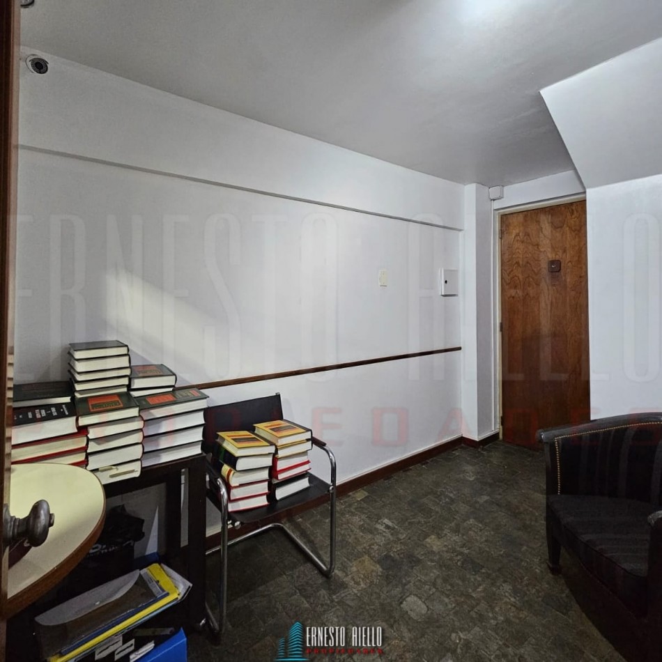 VENTA OFICINA EN 2 PLANTAS CON PATIO. QUILMES CENTRO.