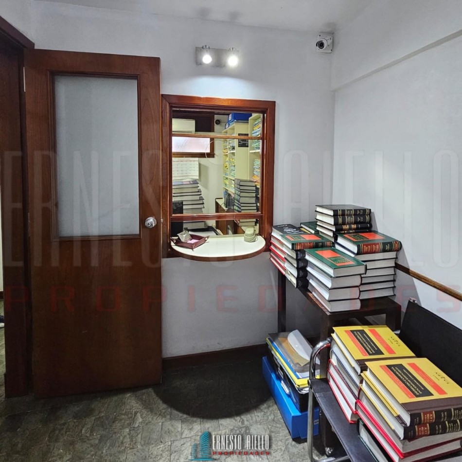 VENTA OFICINA EN 2 PLANTAS CON PATIO. QUILMES CENTRO.