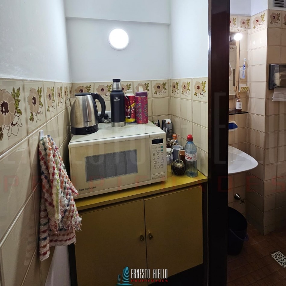 VENTA OFICINA EN 2 PLANTAS CON PATIO. QUILMES CENTRO.