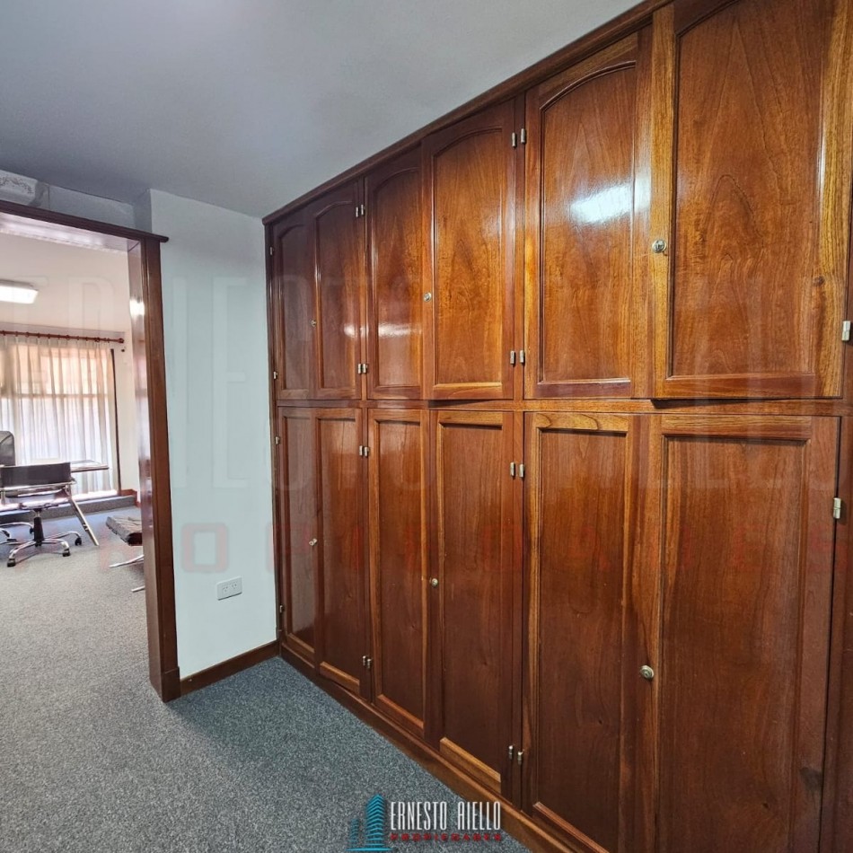 VENTA OFICINA EN 2 PLANTAS CON PATIO. QUILMES CENTRO.