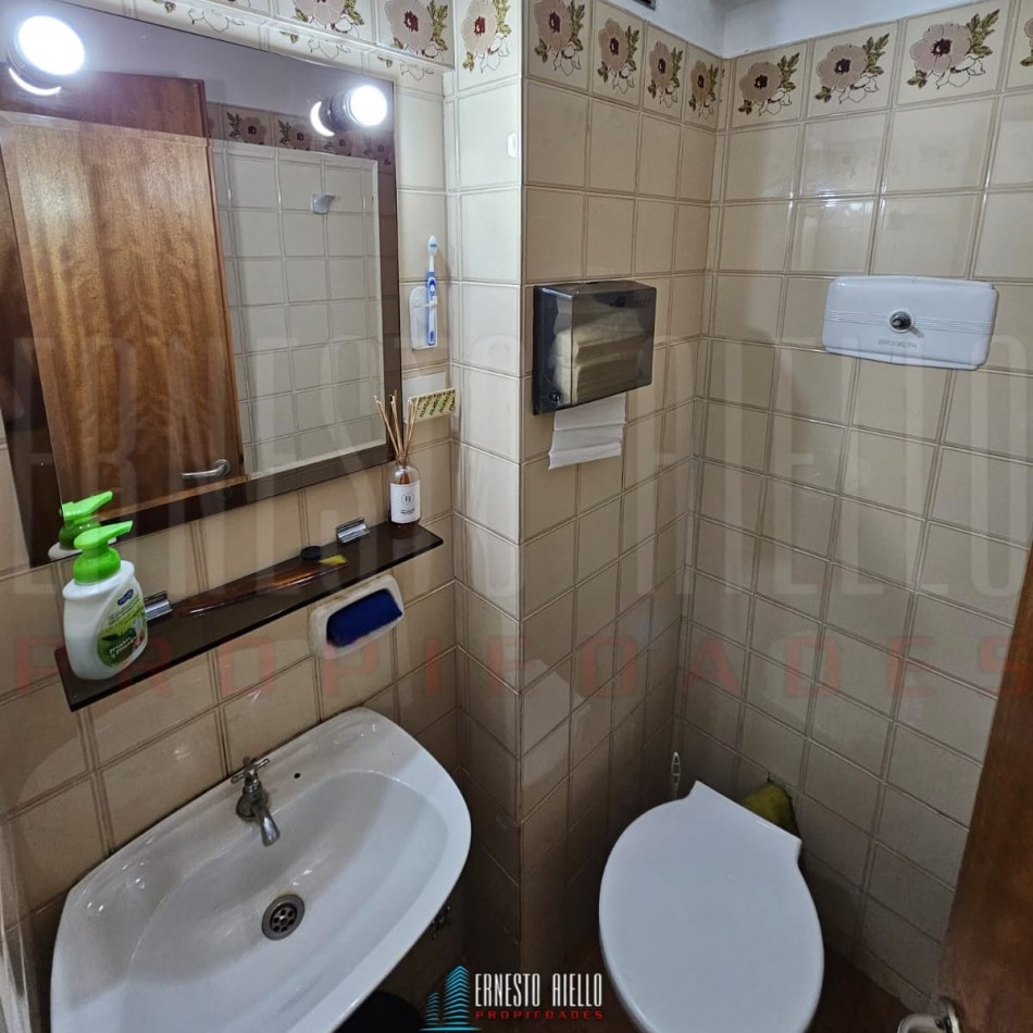 VENTA OFICINA EN 2 PLANTAS CON PATIO. QUILMES CENTRO.