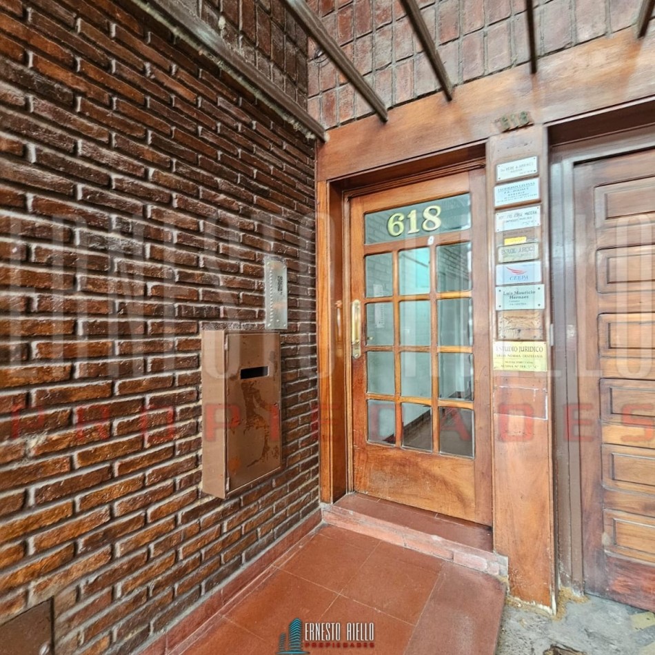 VENTA OFICINA EN 2 PLANTAS CON PATIO. QUILMES CENTRO.