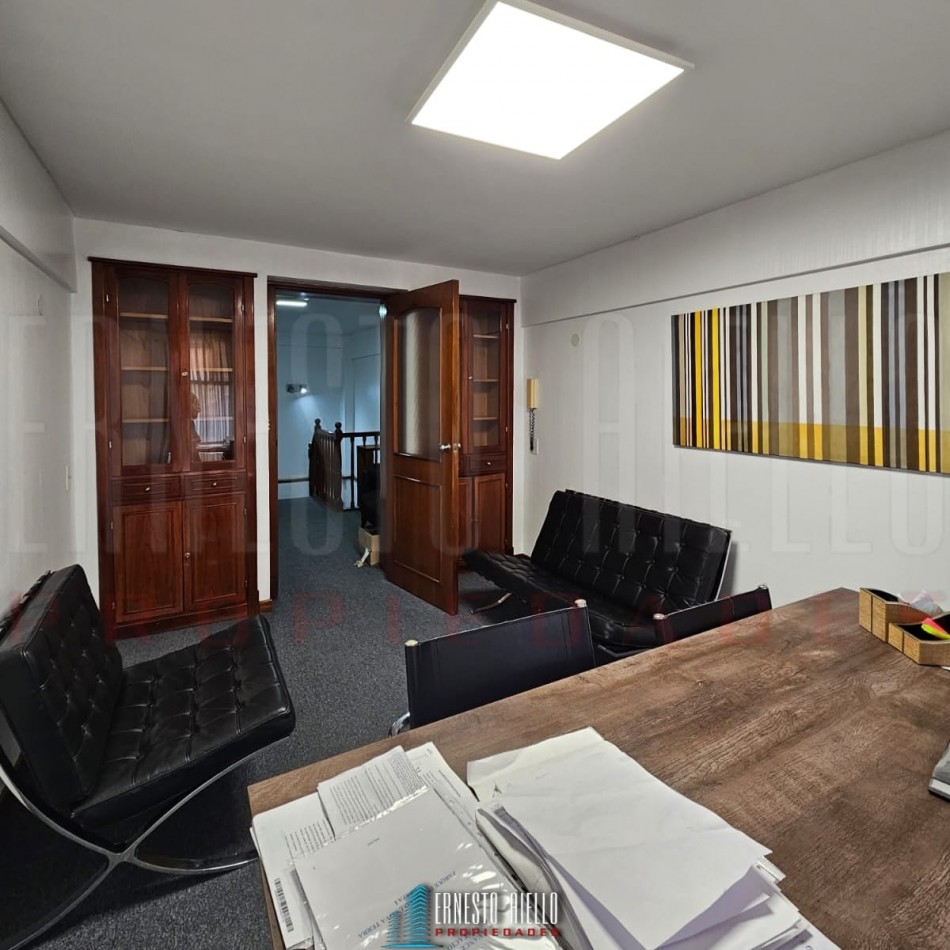 VENTA OFICINA EN 2 PLANTAS CON PATIO. QUILMES CENTRO.