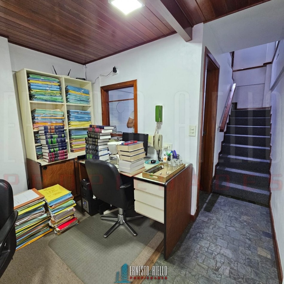 VENTA OFICINA EN 2 PLANTAS CON PATIO. QUILMES CENTRO.