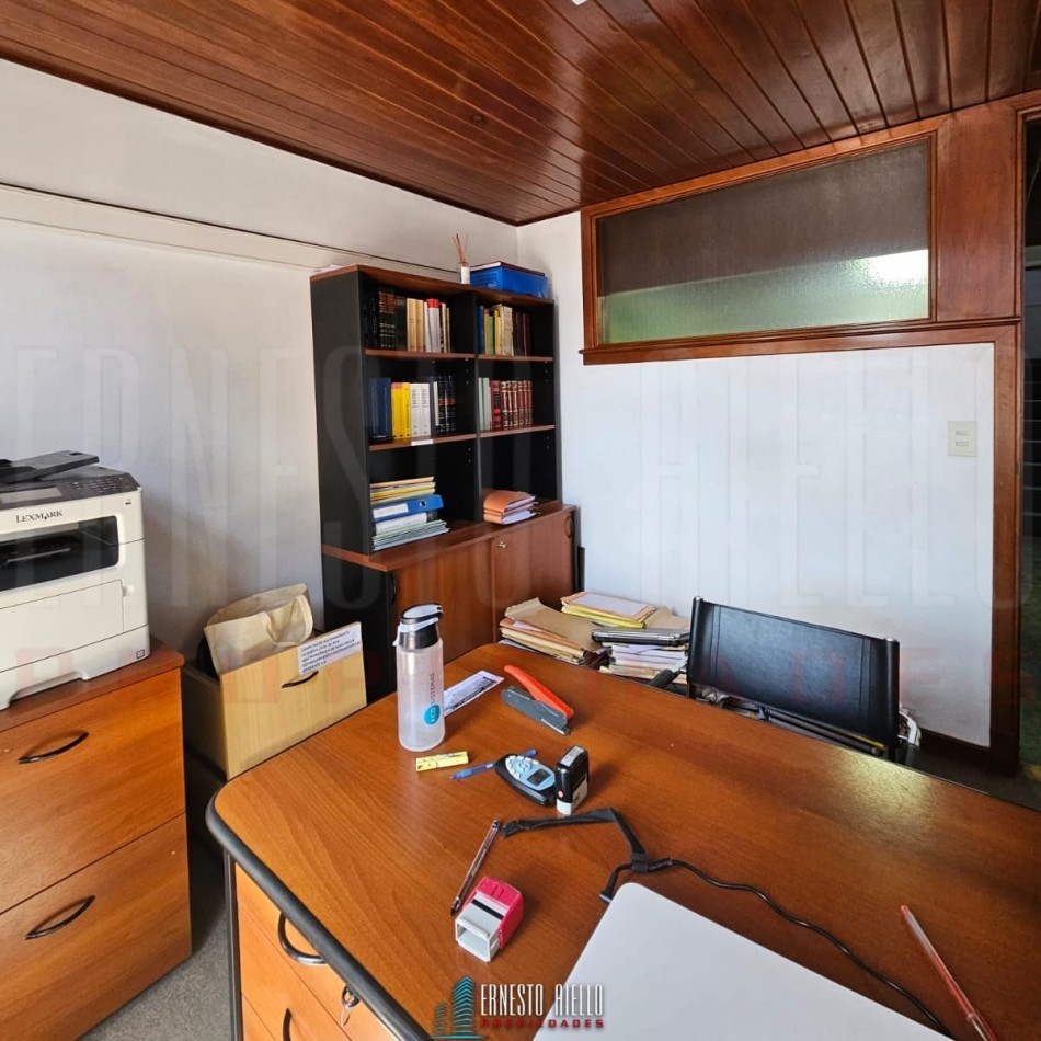 VENTA OFICINA EN 2 PLANTAS CON PATIO. QUILMES CENTRO.