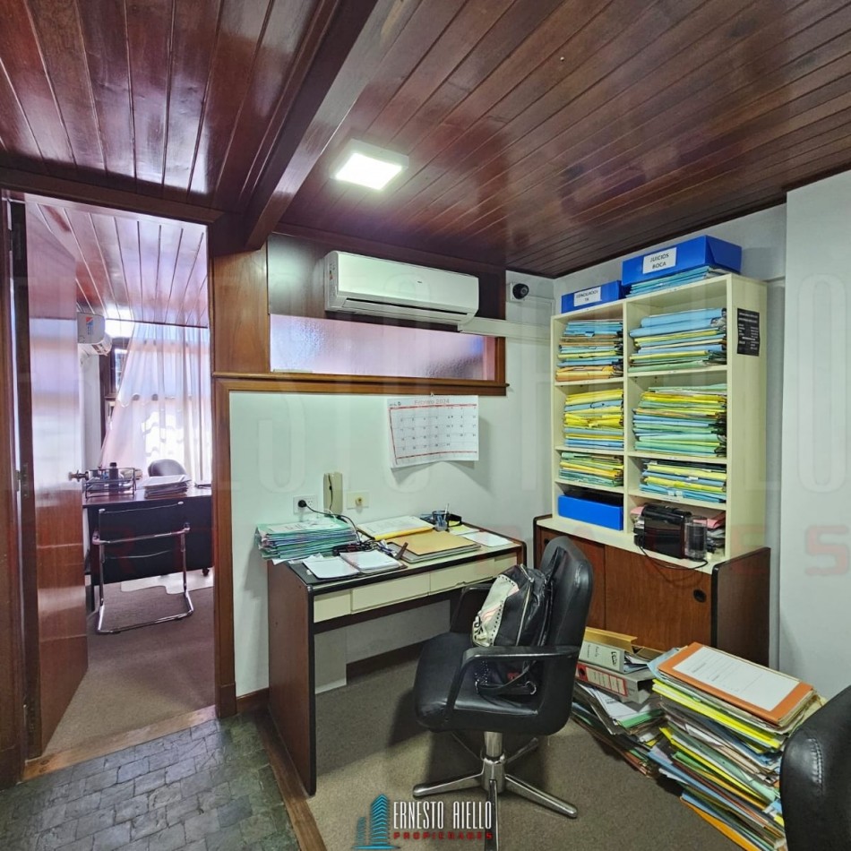 VENTA OFICINA EN 2 PLANTAS CON PATIO. QUILMES CENTRO.