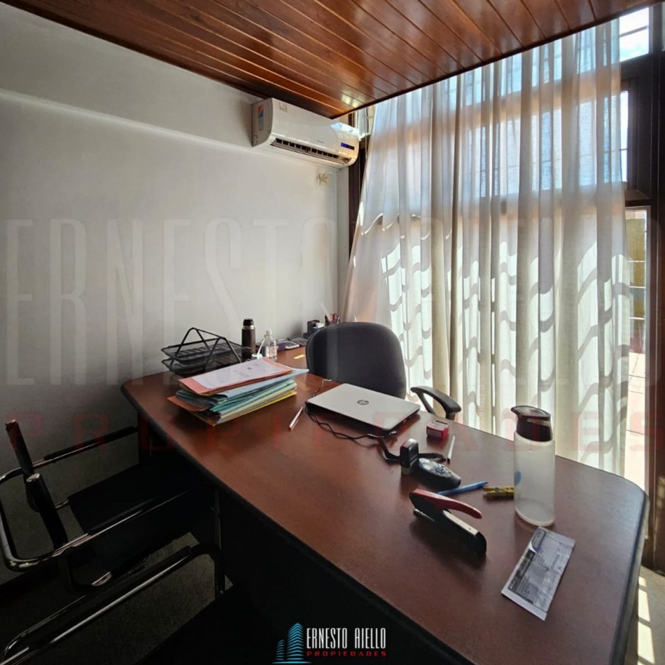 VENTA OFICINA EN 2 PLANTAS CON PATIO. QUILMES CENTRO.