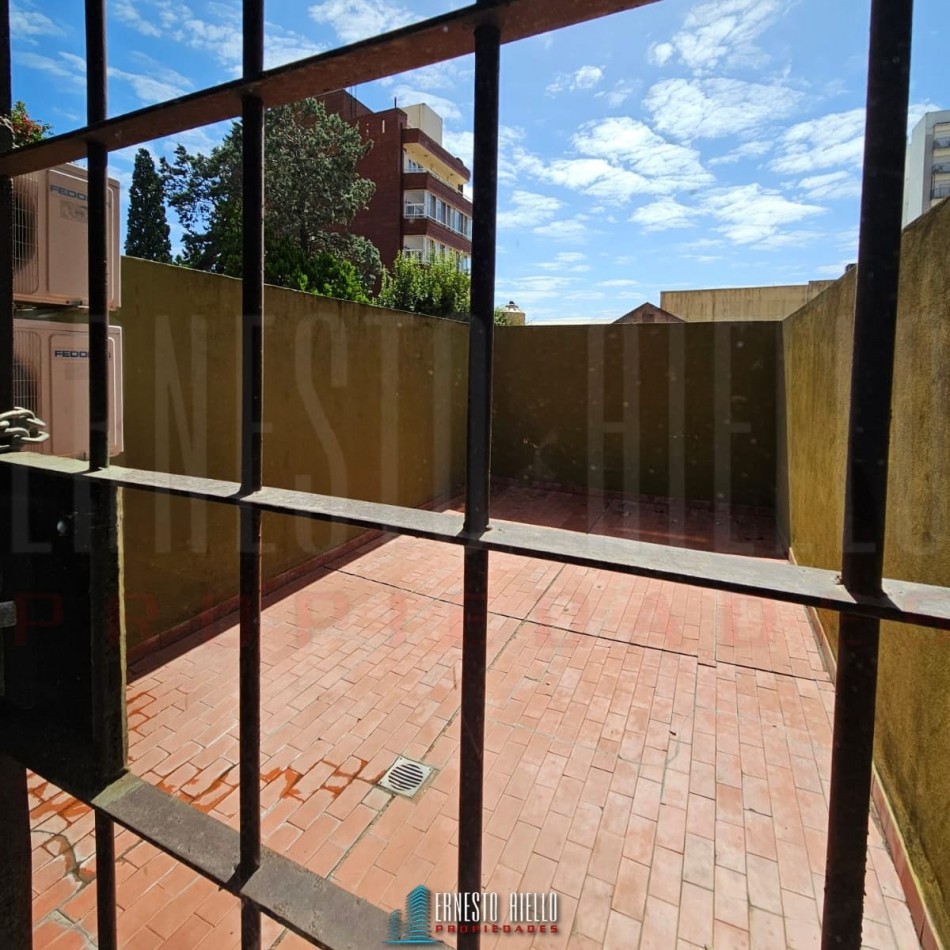 VENTA OFICINA EN 2 PLANTAS CON PATIO. QUILMES CENTRO.