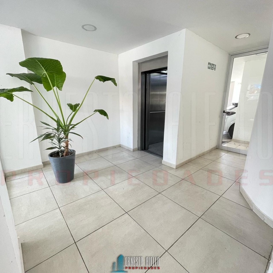 VENTA DEPARTAMENTO 2 AMBIENTES CON BALCON Y COCHERA, BERNAL. 