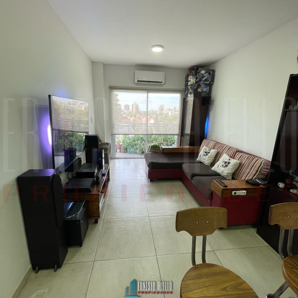 VENTA DEPARTAMENTO 2 AMBIENTES CON BALCON Y COCHERA, BERNAL. 