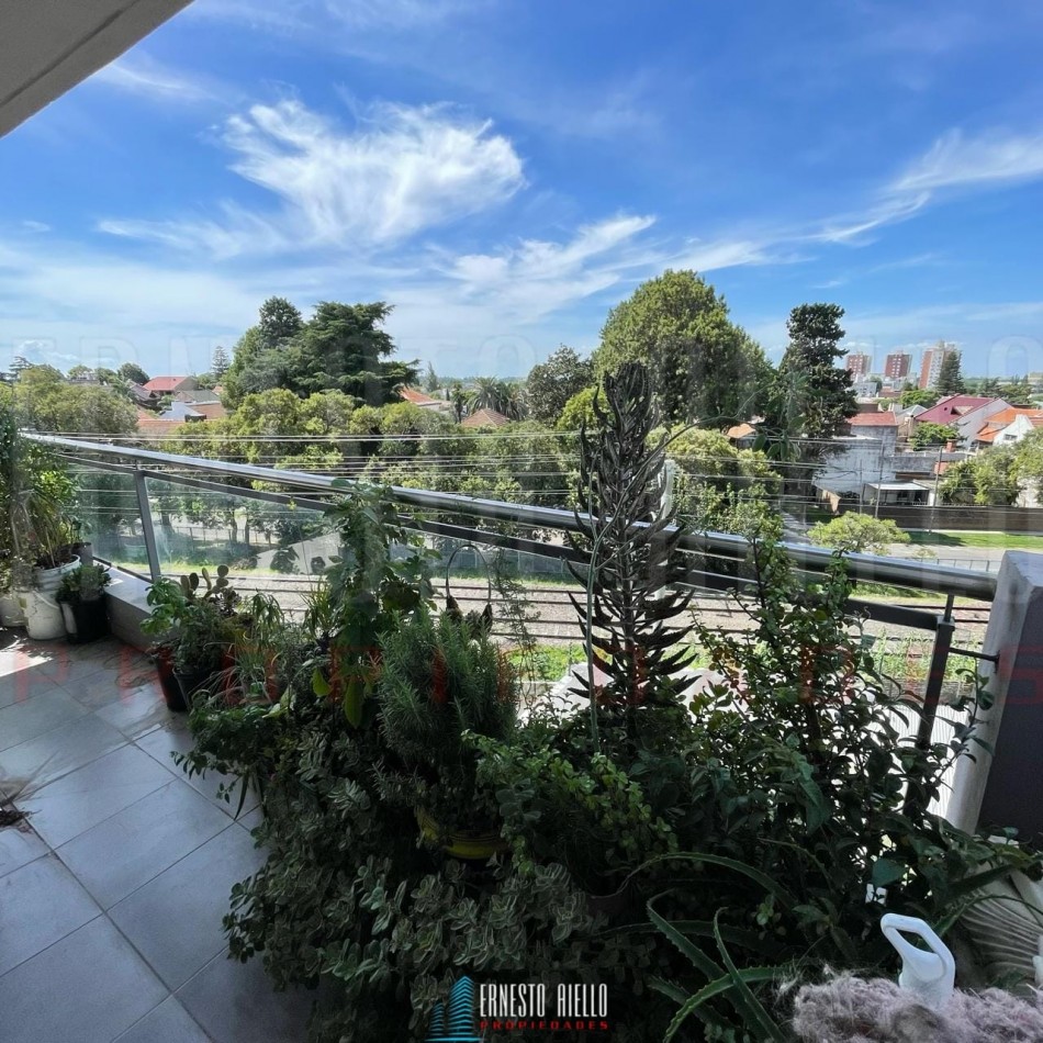 VENTA DEPARTAMENTO 2 AMBIENTES CON BALCON Y COCHERA, BERNAL. 