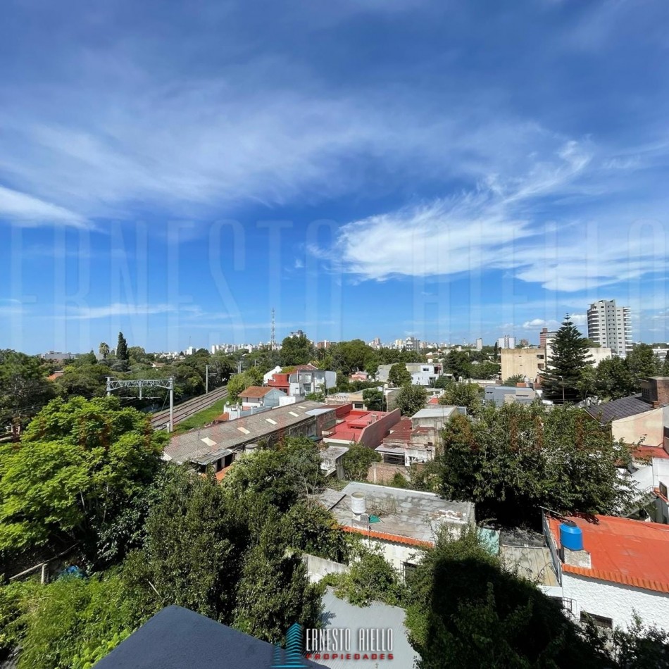 VENTA DEPARTAMENTO 2 AMBIENTES CON BALCON Y COCHERA, BERNAL. 