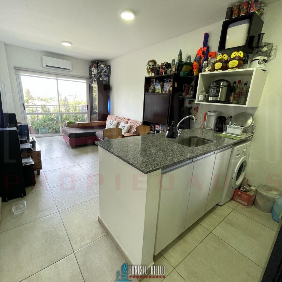 VENTA DEPARTAMENTO 2 AMBIENTES CON BALCON Y COCHERA, BERNAL. 