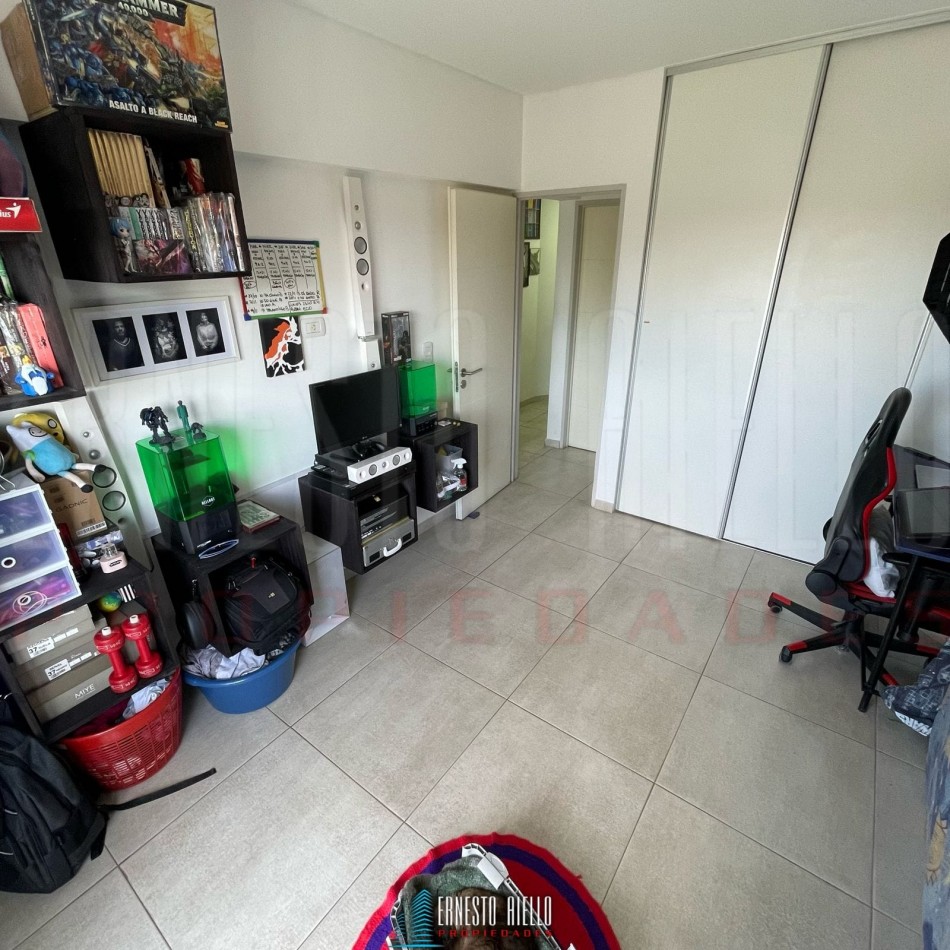 VENTA DEPARTAMENTO 2 AMBIENTES CON BALCON Y COCHERA, BERNAL. 