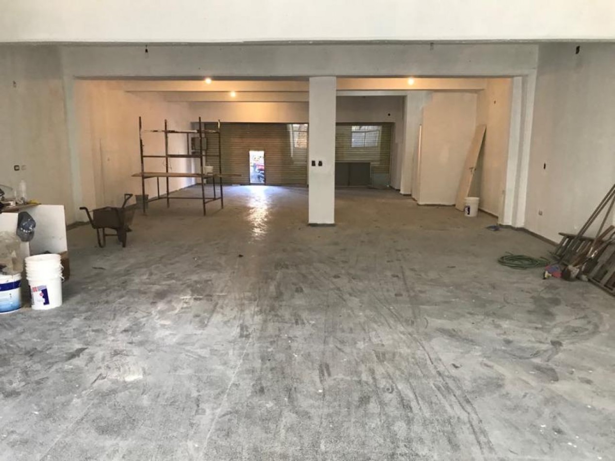 VENTA LOCAL DE 242 M2 TOTALES CON VIVIENDA EN PLANTA ALTA, QUILMES OESTE.