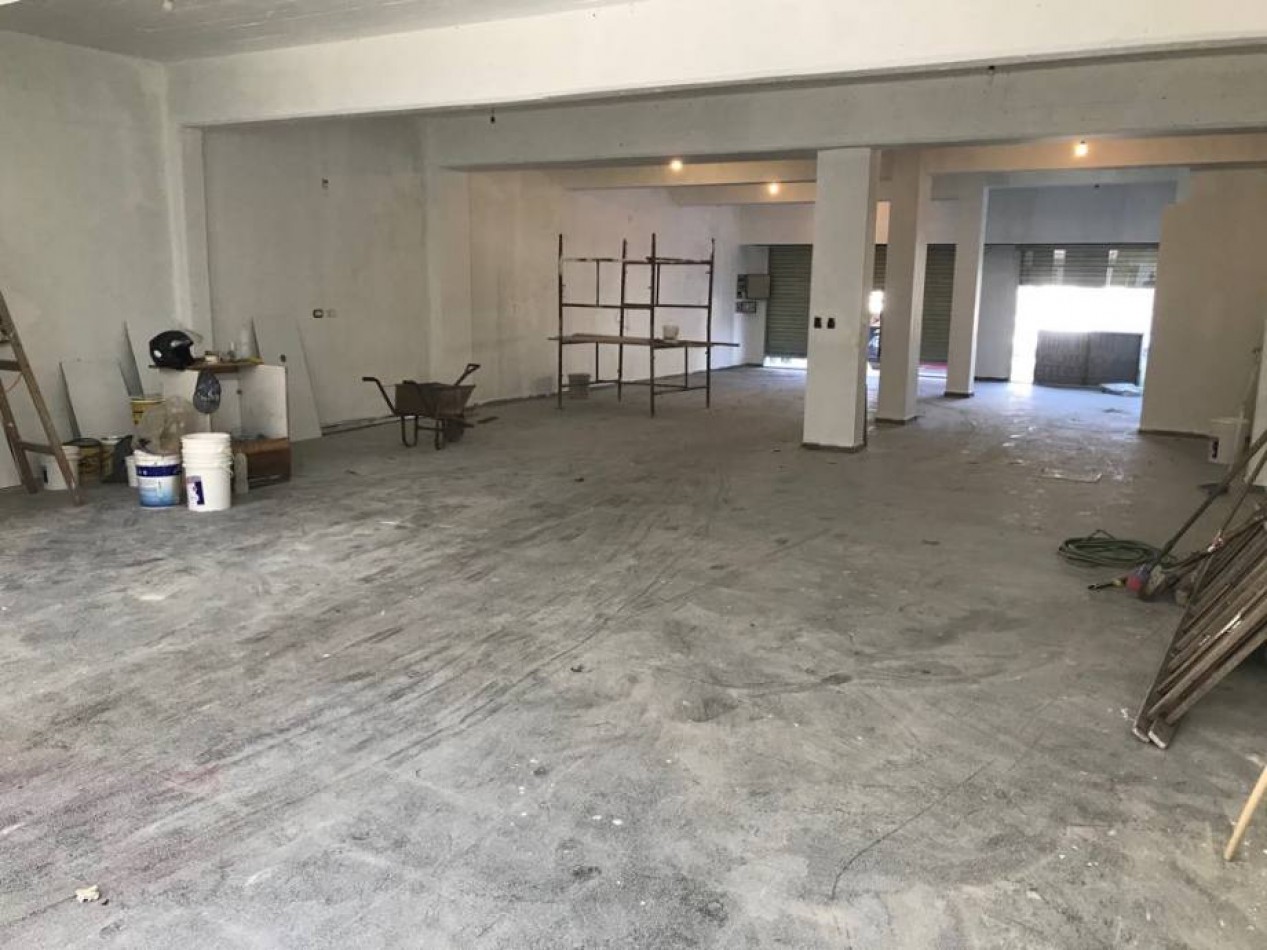 VENTA LOCAL DE 242 M2 TOTALES CON VIVIENDA EN PLANTA ALTA, QUILMES OESTE.