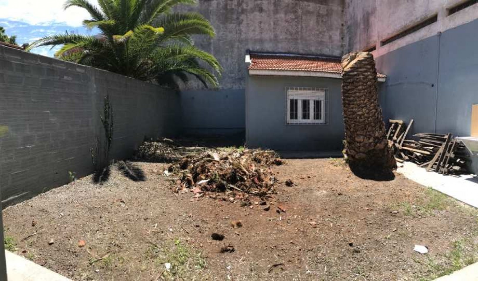 VENTA LOCAL DE 242 M2 TOTALES CON VIVIENDA EN PLANTA ALTA, QUILMES OESTE.