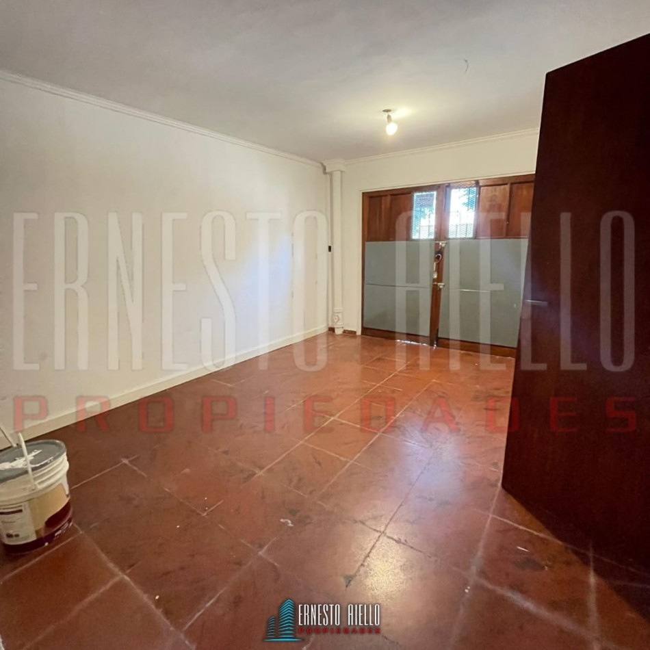 VENTA CASA 3 AMBIENTES COCHERA PATIO Y ENTRADA PARA AUTO, EZPELETA.