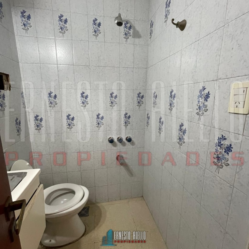 VENTA CASA 3 AMBIENTES COCHERA PATIO Y ENTRADA PARA AUTO, EZPELETA.