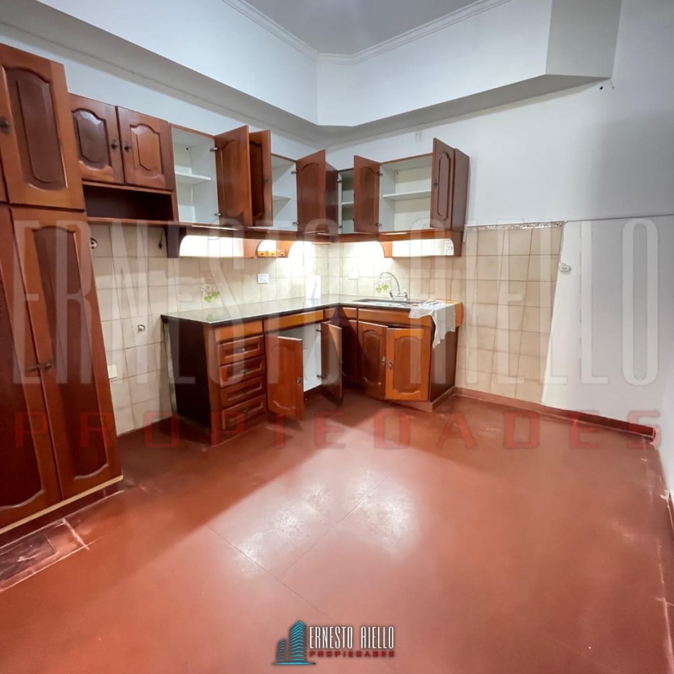 VENTA CASA 3 AMBIENTES COCHERA PATIO Y ENTRADA PARA AUTO, EZPELETA.