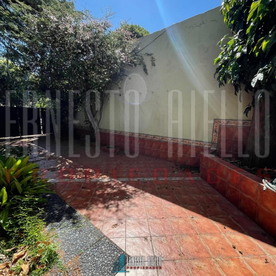 VENTA CASA 3 AMBIENTES COCHERA PATIO Y ENTRADA PARA AUTO, EZPELETA.