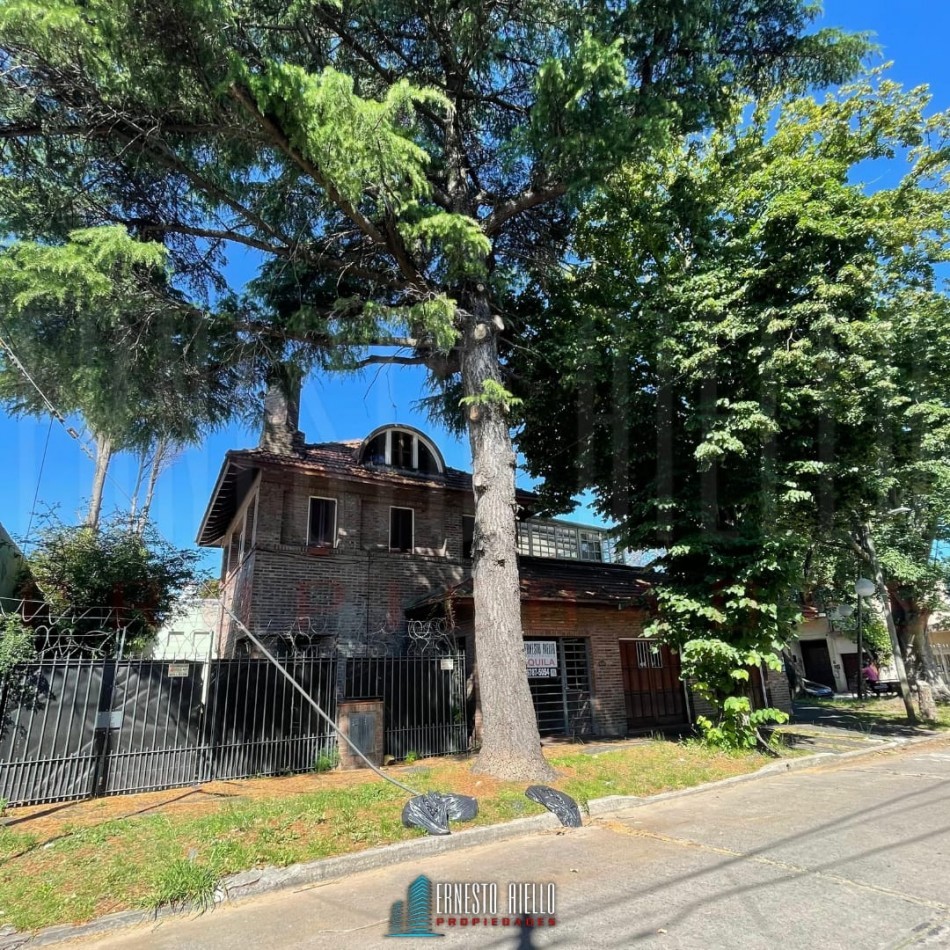 VENTA CASA 3 AMBIENTES COCHERA PATIO Y ENTRADA PARA AUTO, EZPELETA.