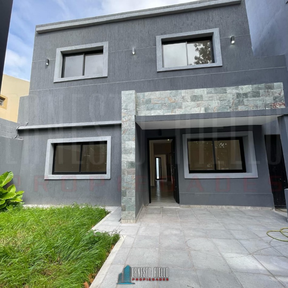 VENTA CASA A ESTRENAR DE 4 AMBIENTES CON PATIO Y TERRAZA.
