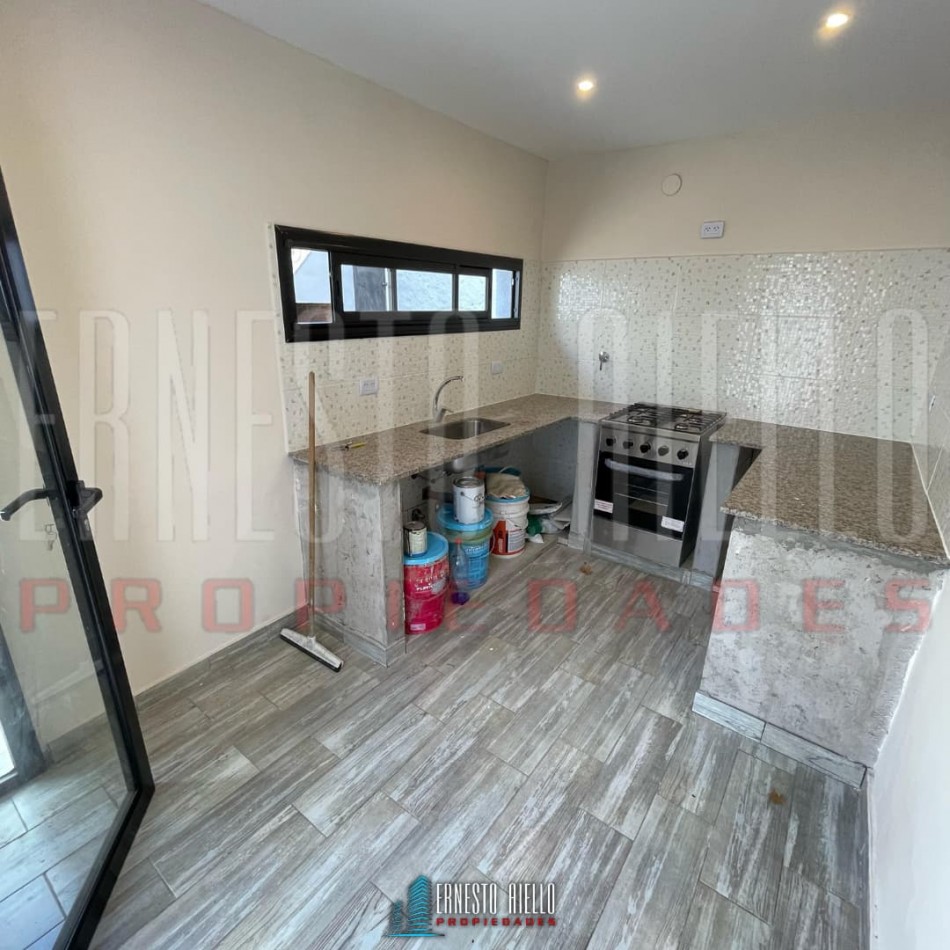 VENTA CASA A ESTRENAR DE 4 AMBIENTES CON PATIO Y TERRAZA.