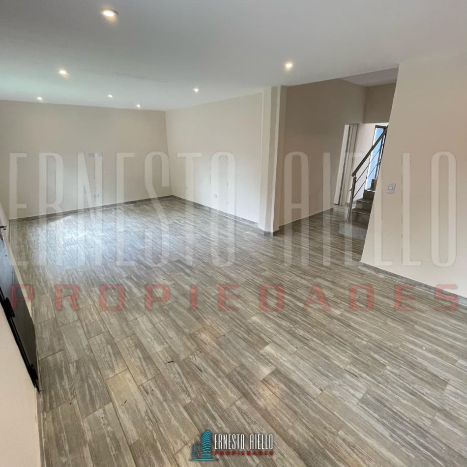 VENTA CASA A ESTRENAR DE 4 AMBIENTES CON PATIO Y TERRAZA.