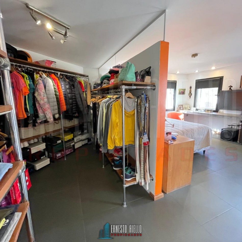 EXCELENTE PH DE 4 AMBIENTES CON PATIO, TERRAZA Y COCHERA PARA 3 AUTOS, QUILMES.