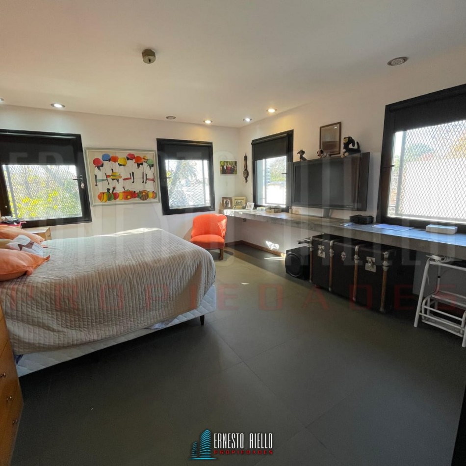 EXCELENTE PH DE 4 AMBIENTES CON PATIO, TERRAZA Y COCHERA PARA 3 AUTOS, QUILMES.