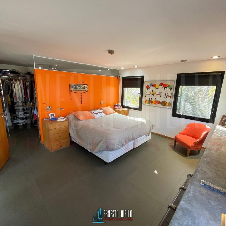 EXCELENTE PH DE 4 AMBIENTES CON PATIO, TERRAZA Y COCHERA PARA 3 AUTOS, QUILMES.