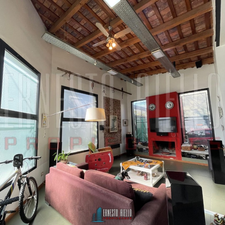 EXCELENTE PH DE 4 AMBIENTES CON PATIO, TERRAZA Y COCHERA PARA 3 AUTOS, QUILMES.