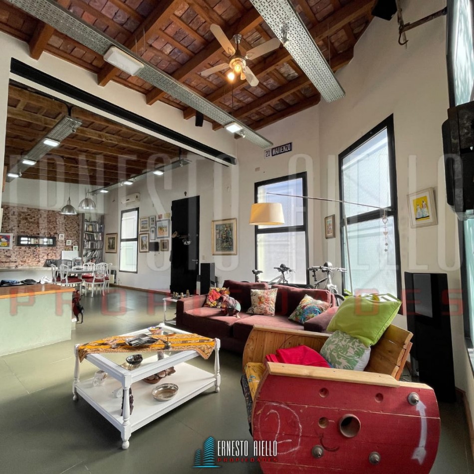 EXCELENTE PH DE 4 AMBIENTES CON PATIO, TERRAZA Y COCHERA PARA 3 AUTOS, QUILMES.