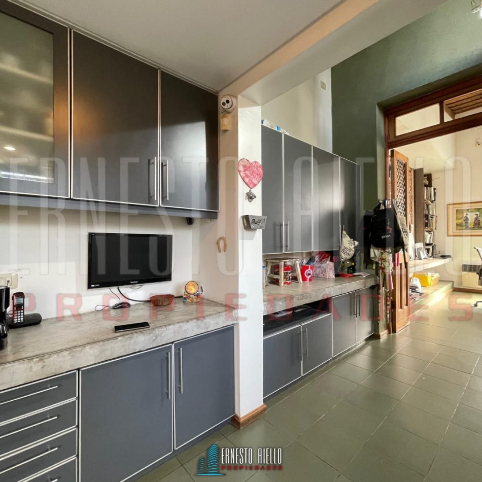 EXCELENTE PH DE 4 AMBIENTES CON PATIO, TERRAZA Y COCHERA PARA 3 AUTOS, QUILMES.