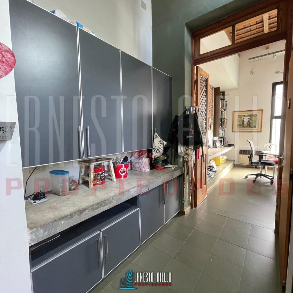 EXCELENTE PH DE 4 AMBIENTES CON PATIO, TERRAZA Y COCHERA PARA 3 AUTOS, QUILMES.