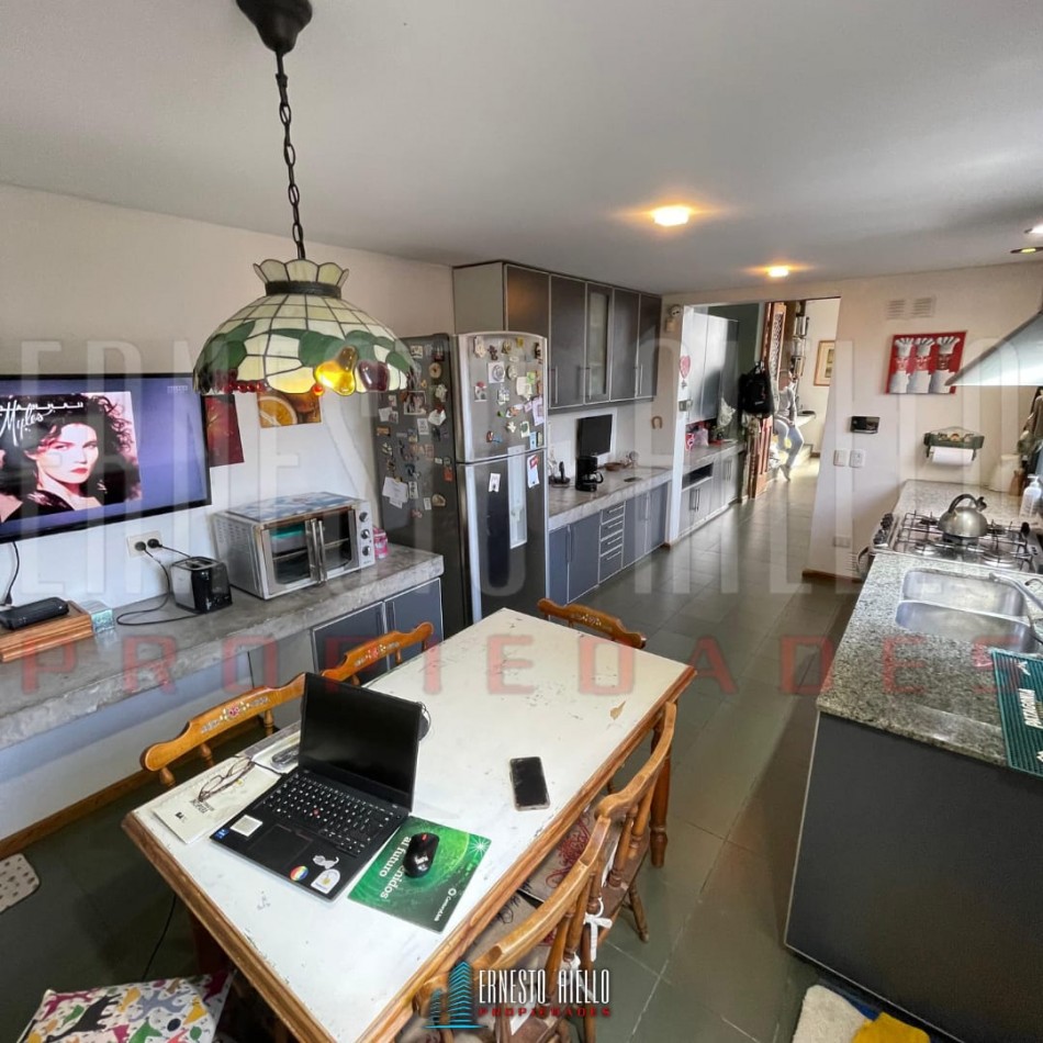 EXCELENTE PH DE 4 AMBIENTES CON PATIO, TERRAZA Y COCHERA PARA 3 AUTOS, QUILMES.