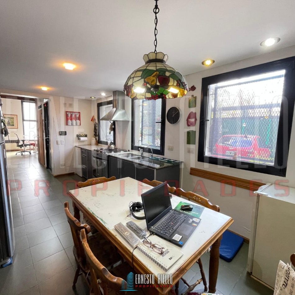 EXCELENTE PH DE 4 AMBIENTES CON PATIO, TERRAZA Y COCHERA PARA 3 AUTOS, QUILMES.