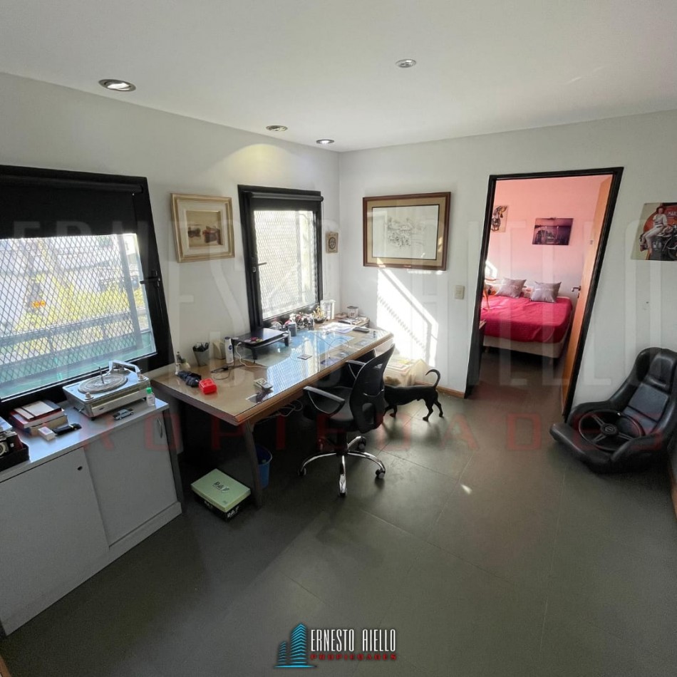 EXCELENTE PH DE 4 AMBIENTES CON PATIO, TERRAZA Y COCHERA PARA 3 AUTOS, QUILMES.