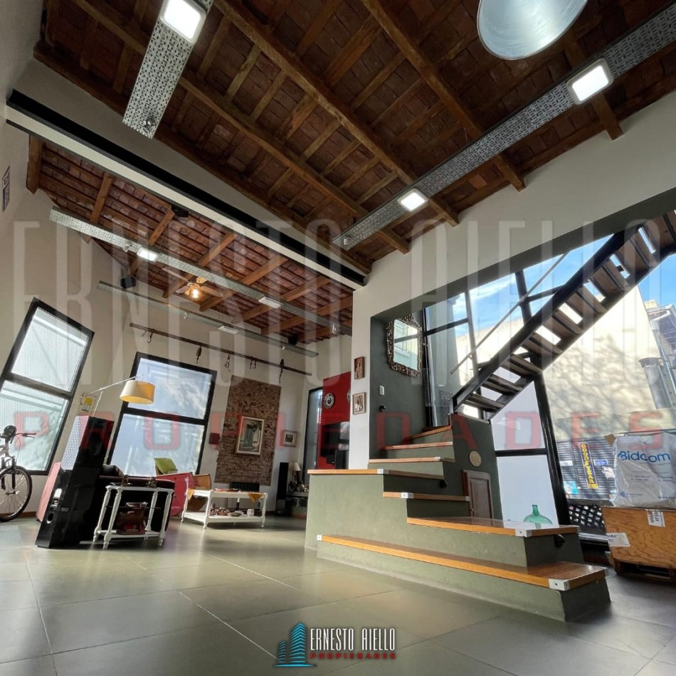 EXCELENTE PH DE 4 AMBIENTES CON PATIO, TERRAZA Y COCHERA PARA 3 AUTOS, QUILMES.