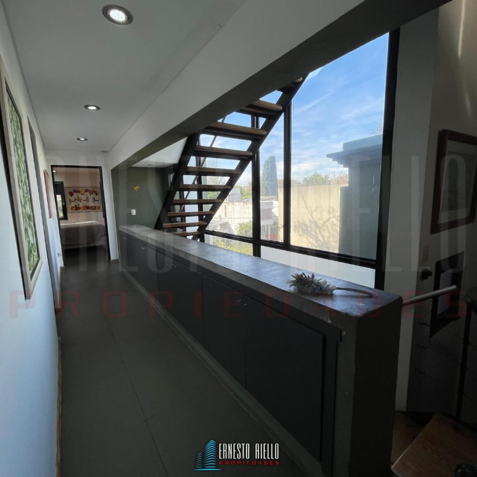 EXCELENTE PH DE 4 AMBIENTES CON PATIO, TERRAZA Y COCHERA PARA 3 AUTOS, QUILMES.