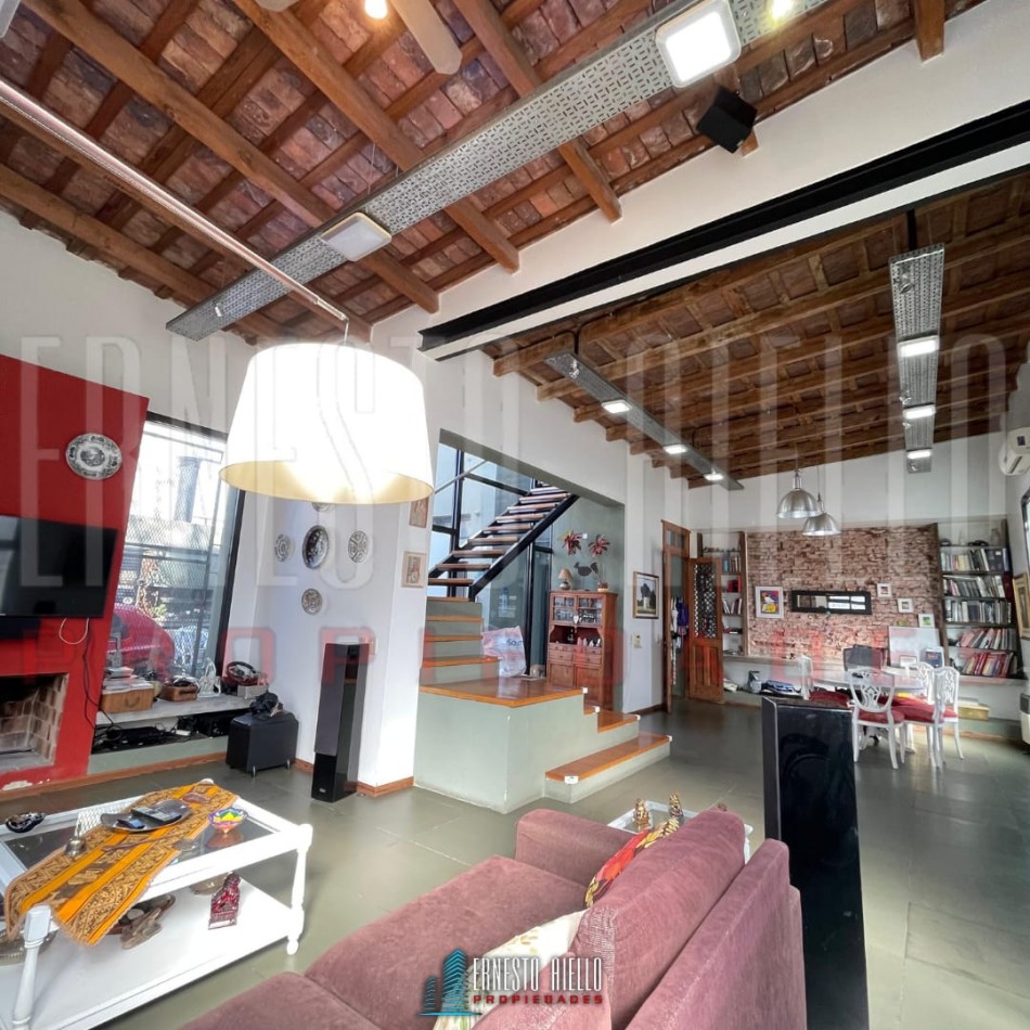 EXCELENTE PH DE 4 AMBIENTES CON PATIO, TERRAZA Y COCHERA PARA 3 AUTOS, QUILMES.